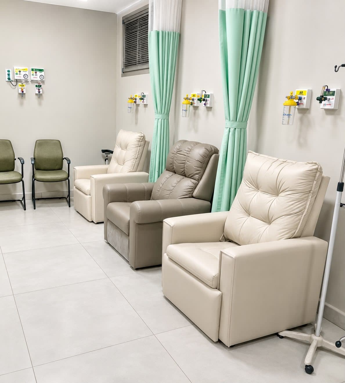 Sala de recuperação do centro cirúrgico oftalmológico da Nova Campinas com poltronas reclináveis e pontos de oxigênio